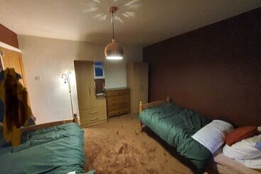 住所  Detached 4 Bed House In Leeds
