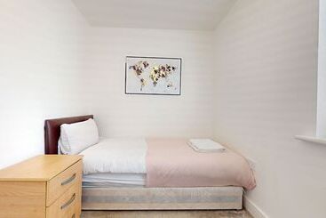 Резиденция Tms Lovely 5 Bed House In Stanford Le Hope