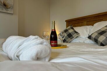 별장 Cozy King Bed Cabin To Relax & Unwind With Garden View