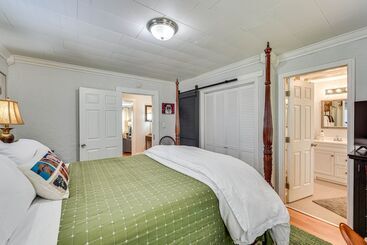 بيت ريفى The Farmhouse  In Fort Lawn W/ Fire Pit & Deck!