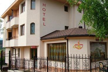 Family Hotel Emaly 1