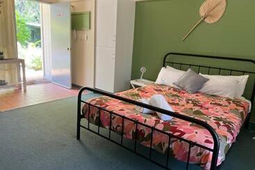 هاستل Colonial Village Resort