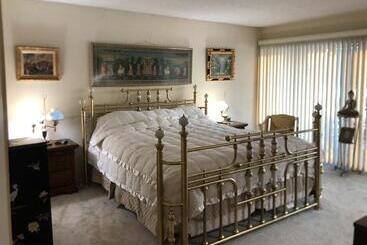 Beautiful Bed & Breakfast Suite On The Lake