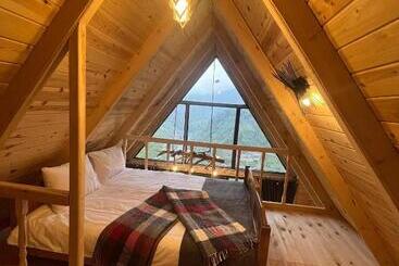 تختخواب و صبحانه Aron Bungalov