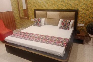 فندق Aadhya & Resataurant