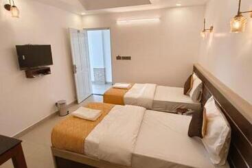 Отель Paul Residency