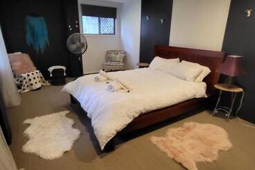 تختخواب و صبحانه Singing Nature