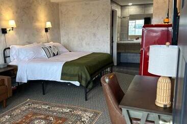 호텔 Neon Cowboy Roadhouse At Hunters Hot Springs