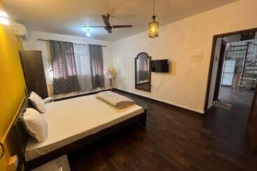 Пансион Jacuzzi House With Private Terrace Ambiance