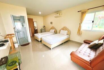 Resort พายเนอรี รีสอร์ท @แหล่มแท่น