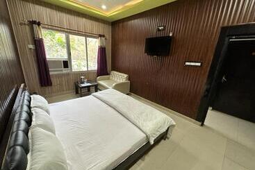 Отель Maya Shyam