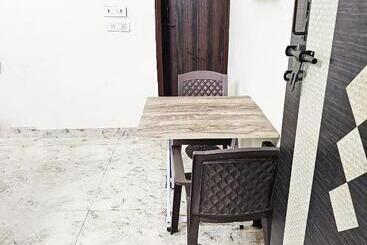 Hotel Deluxe Room Near Hazrat Nizamuddin