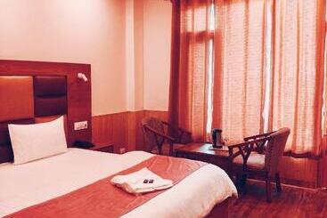 هتل Seven Heaven Manali Scenic Mountain View Luxury Villa, Manali