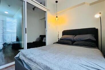 هتل آپارتمان Modern Contemporary 1br Fully Furnished Condo With Balcony At Prisma Residences