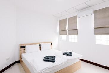 Red B Hostel, Cafe And Bar