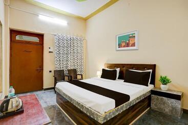 בית מלון כפרי Oyo Flagship Moon S.e.z