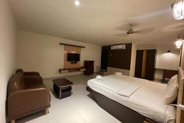 酒店 Rnr The Luxury Suits Lodging & Restaurant