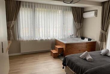 アパートホテル Lazmaris Suit