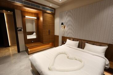 Отель The Srm Crystal