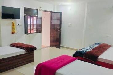 펜션 Banke Bihari Guest Inn