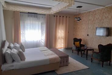 Victoria Ripple Hotel { Winam }