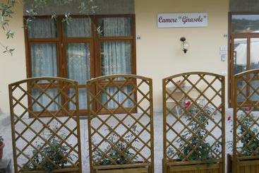 تختخواب و صبحانه Camere Girasole