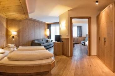 هتل Villa Monica