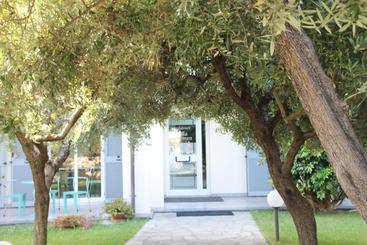Residence Villa Carmen Fronte Mare A 50 Mt