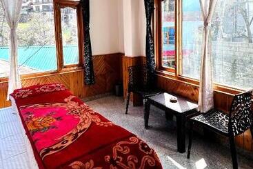 هاستل Clovee S Rooms Dorms And Restro