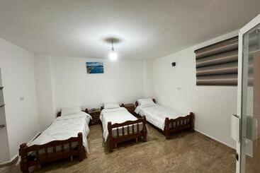 تختخواب و صبحانه Ain Alsett House