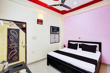 Отель Oyo S S Guest House