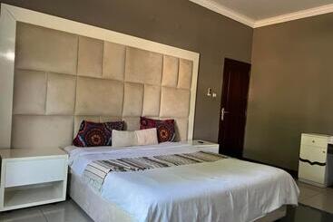 בית מלון כפרי Matola Accommodation