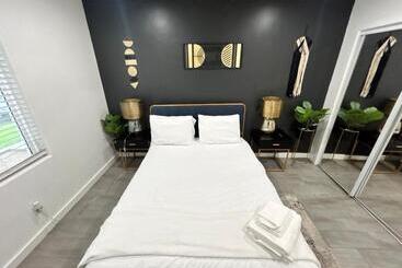 هتل آپارتمان Luxury Mid City Home With Firepit