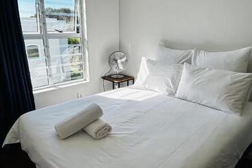 פנסיון Apartment With Shared Living Room & Kitchenette