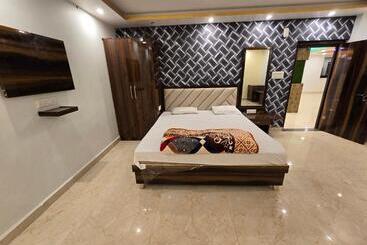 Sarojini Garden Hotel & Restaurant