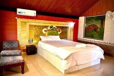 פנסיון Misty Night Jungle Side Resort