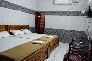 Pensão Presley Residents