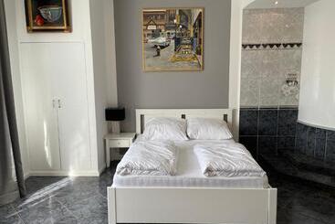 تختخواب و صبحانه King David Garden