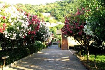 استراحتگاه Villaggio Hotel Club Calanovellamare
