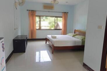 Otel Big Yellow House