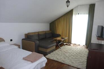 膳宿费 Karadzhovata Kashta