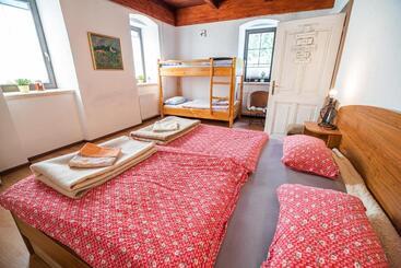 هاستل Cvet Gora Camping, Glamping And Accomodations