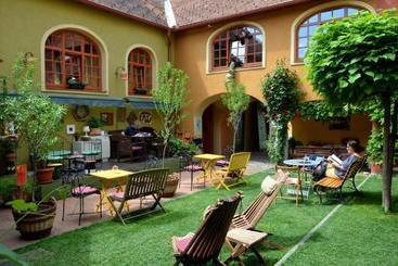 تختخواب و صبحانه Muzikafe Home Of Culture