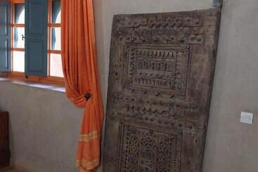 تختخواب و صبحانه Riad Ain Khadra