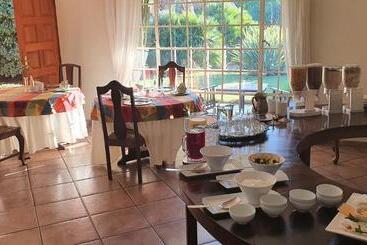 Отель Avant Garde Lodge