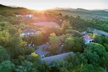 Отель Sheppard Boutique