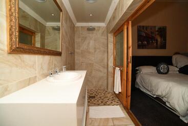 ホテル Halfway House