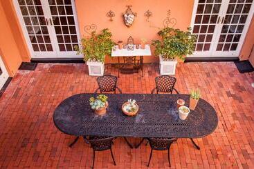 فندق Whale View Manor & Spa