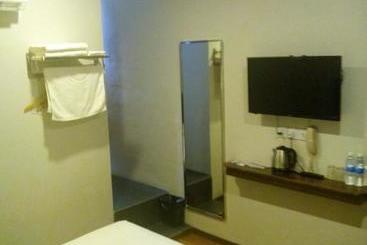 M Empire Motel