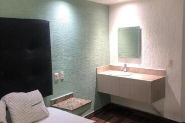 Отель Metropolitan